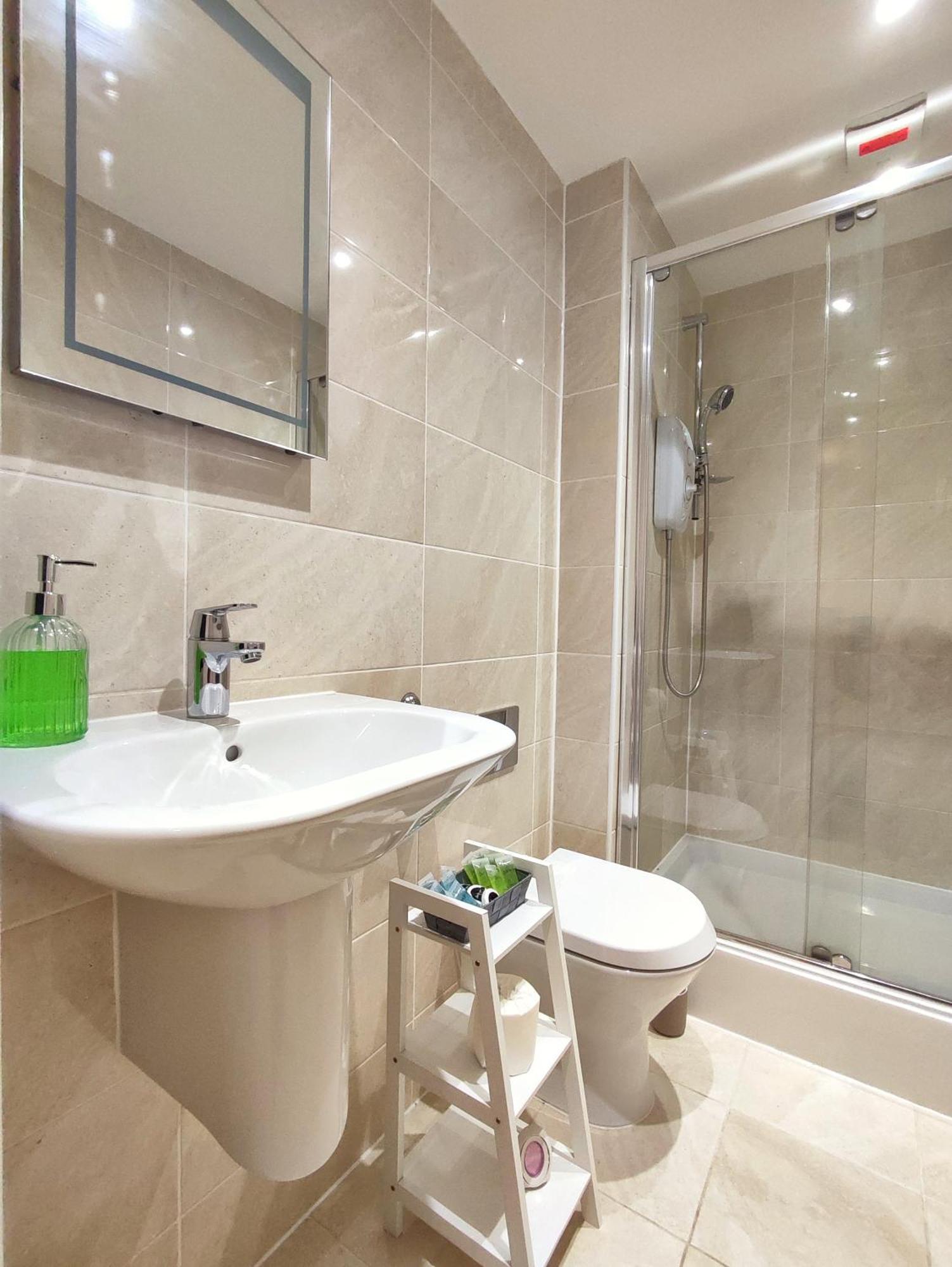 Duplex Apartment In Leeds With King Size Bed - Long Stay Rates Available ภายนอก รูปภาพ
